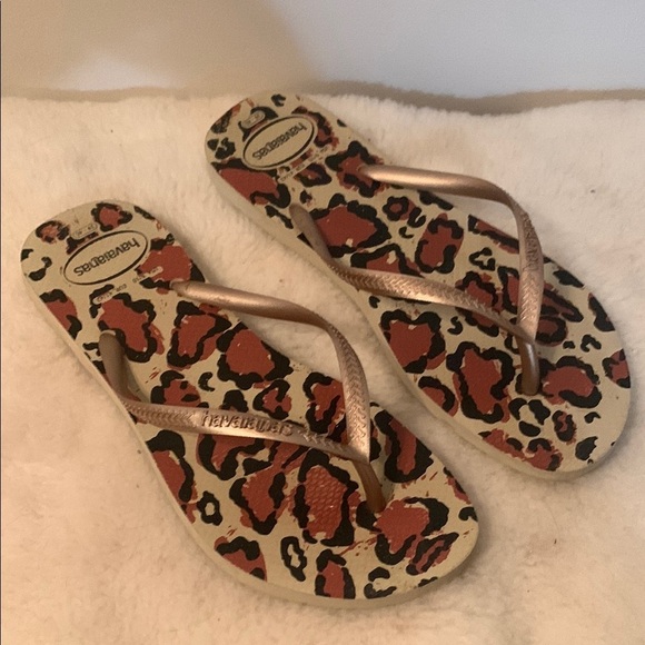 Havaianas Brown Leopard Print Thong Sandals with Sleek Design - Picture 2 of 5